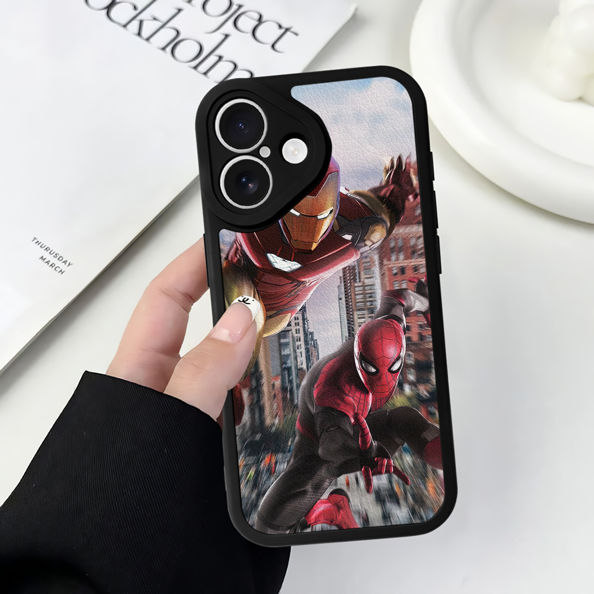 Spider Man スパイダーマン 【iPhone 16シリーズ対応】シリコンスマホケース（レザー調） 材質：シリコン